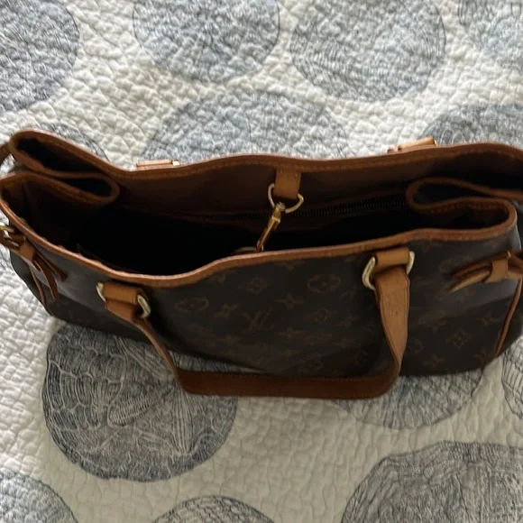 Louis Vuitton - Picture 3 of 4